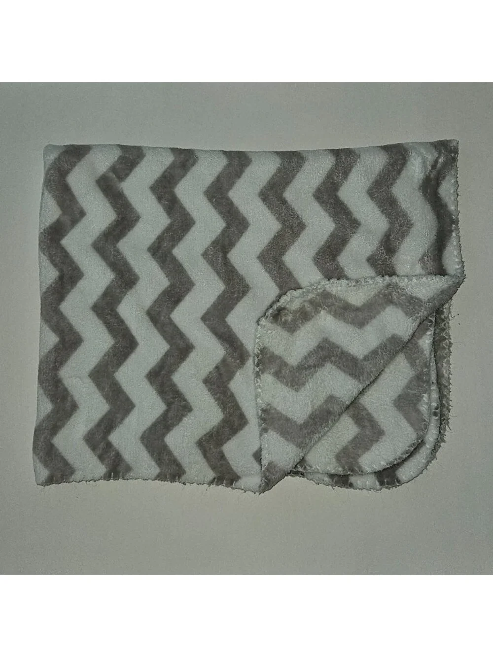 Manhattan Kids Fleece Baby Blanket Gray White Chevron Print 28